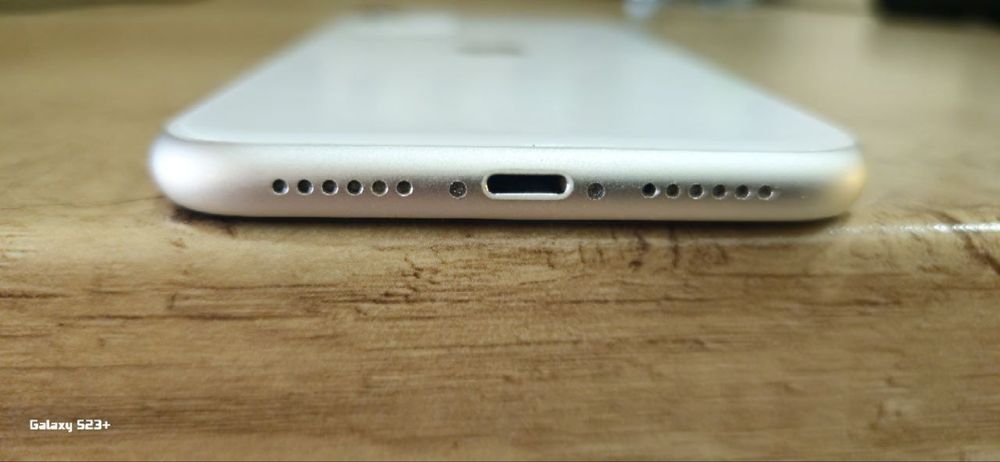 iphone 11 білого коліру 128gb