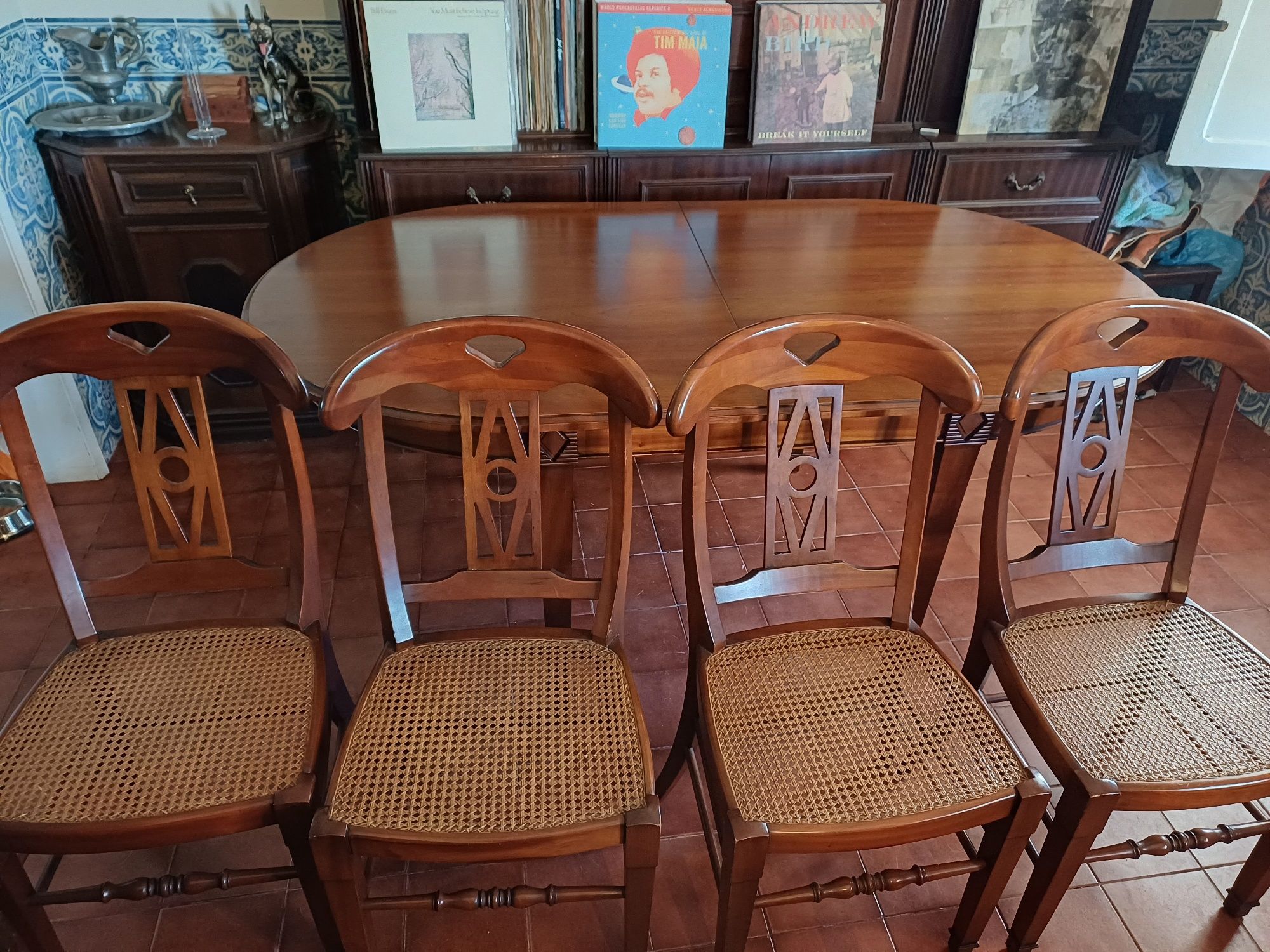 Conjunto mesa e cadeiras em cerejeira