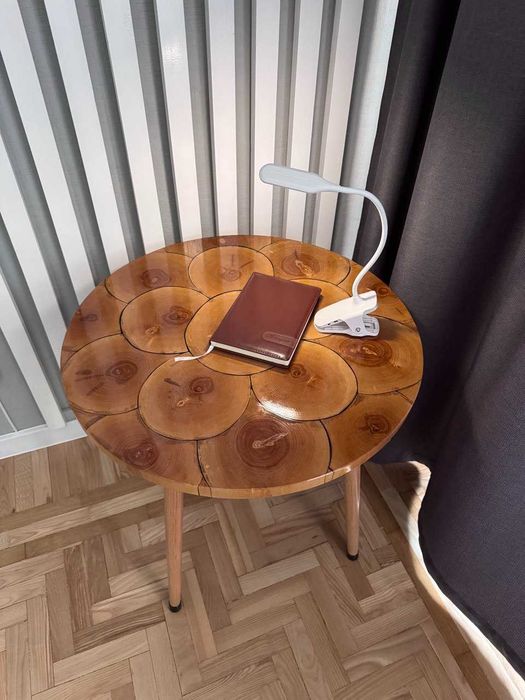 Стіл ручної роботи з епоксидною смолою та натурального дерева берези