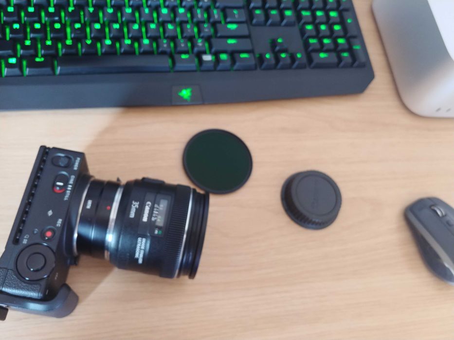 Canon 35mm f2.0 IS Como Nova