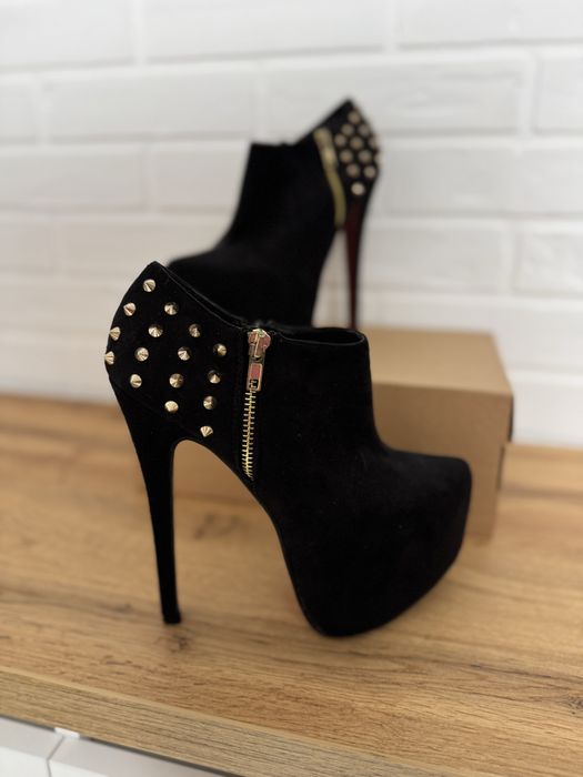 Черевики чорні замшеві на шпильці