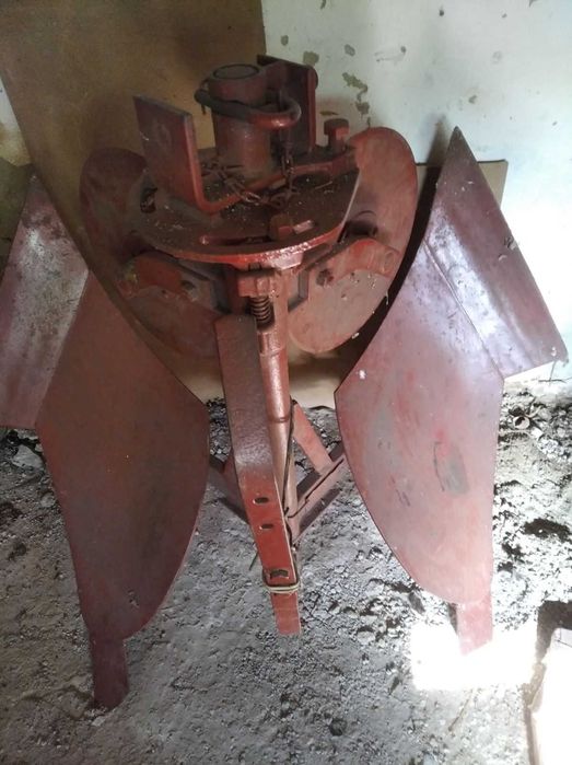 Чехословацький поворотний плуг до мінітрактора .