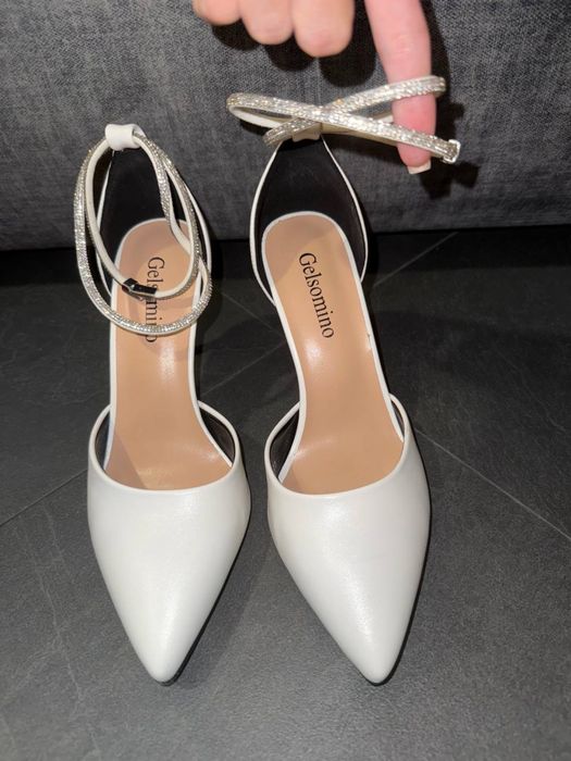 Весільні білі туфлі