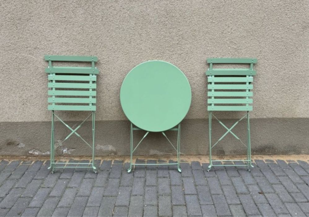 Уличный столик состояние новое