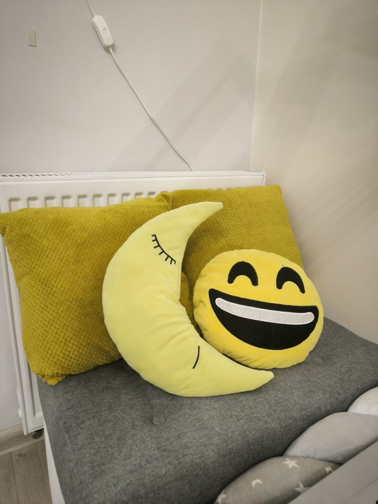 Żółte poduszki ozdobne dla dzieci - księżyc i uśmiechnięta buźka
