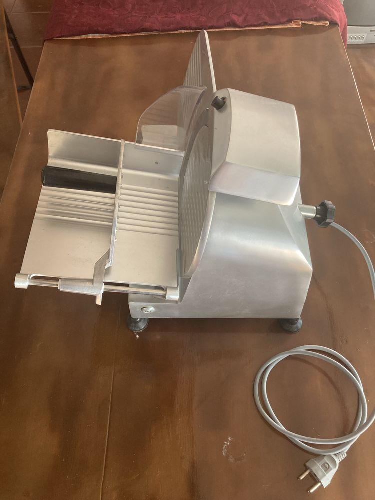 Máquina de cortar charcutaria Fero
