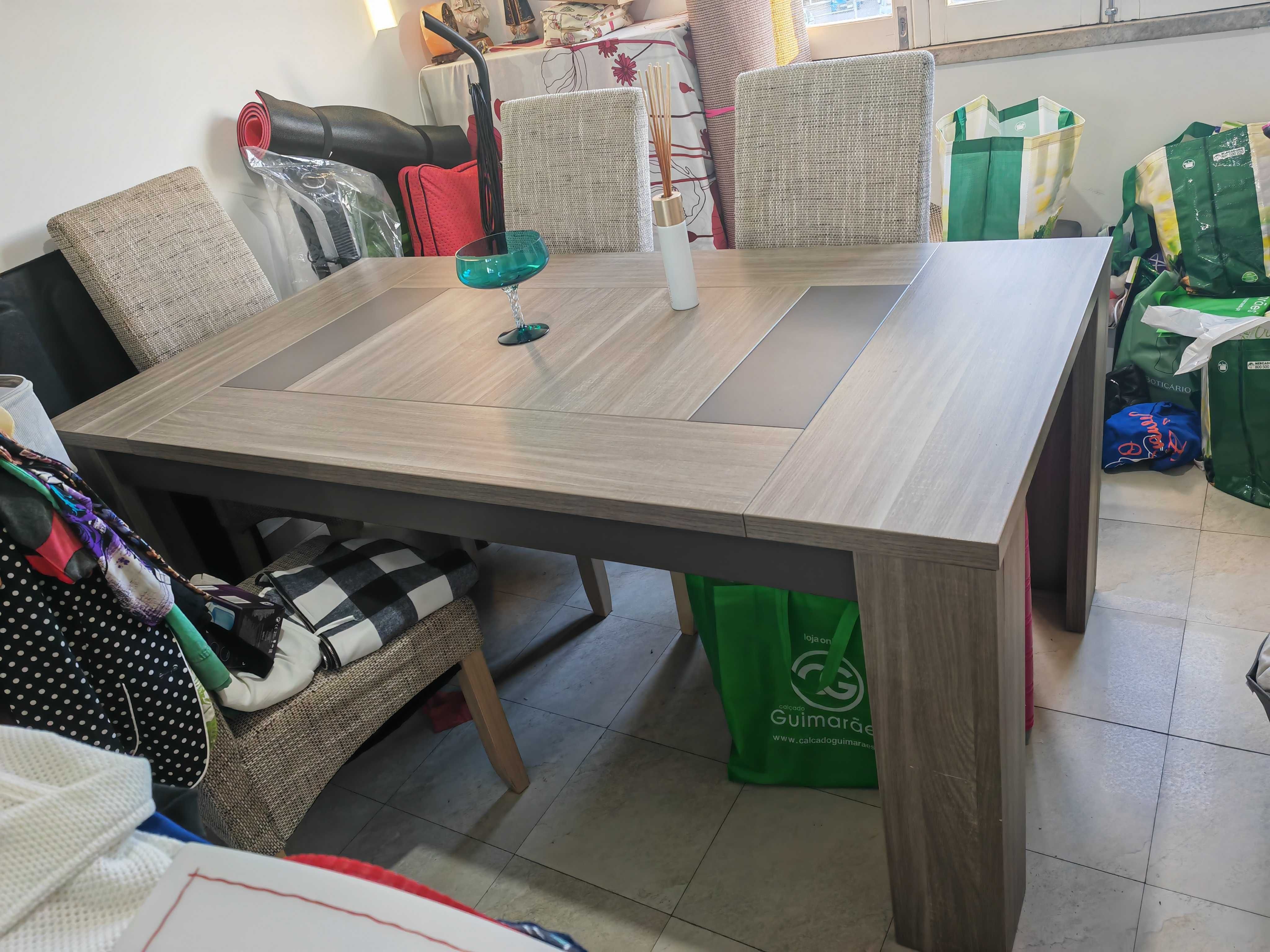 Mesa de sala de jantar com seis cadeiras