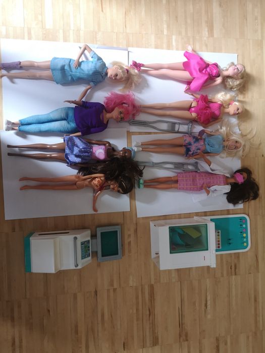 8 lalek Barbi plus akcesoria