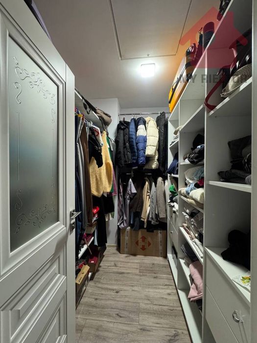 Сучасний будинок з сонячними панелями та гаражем у новому районі.