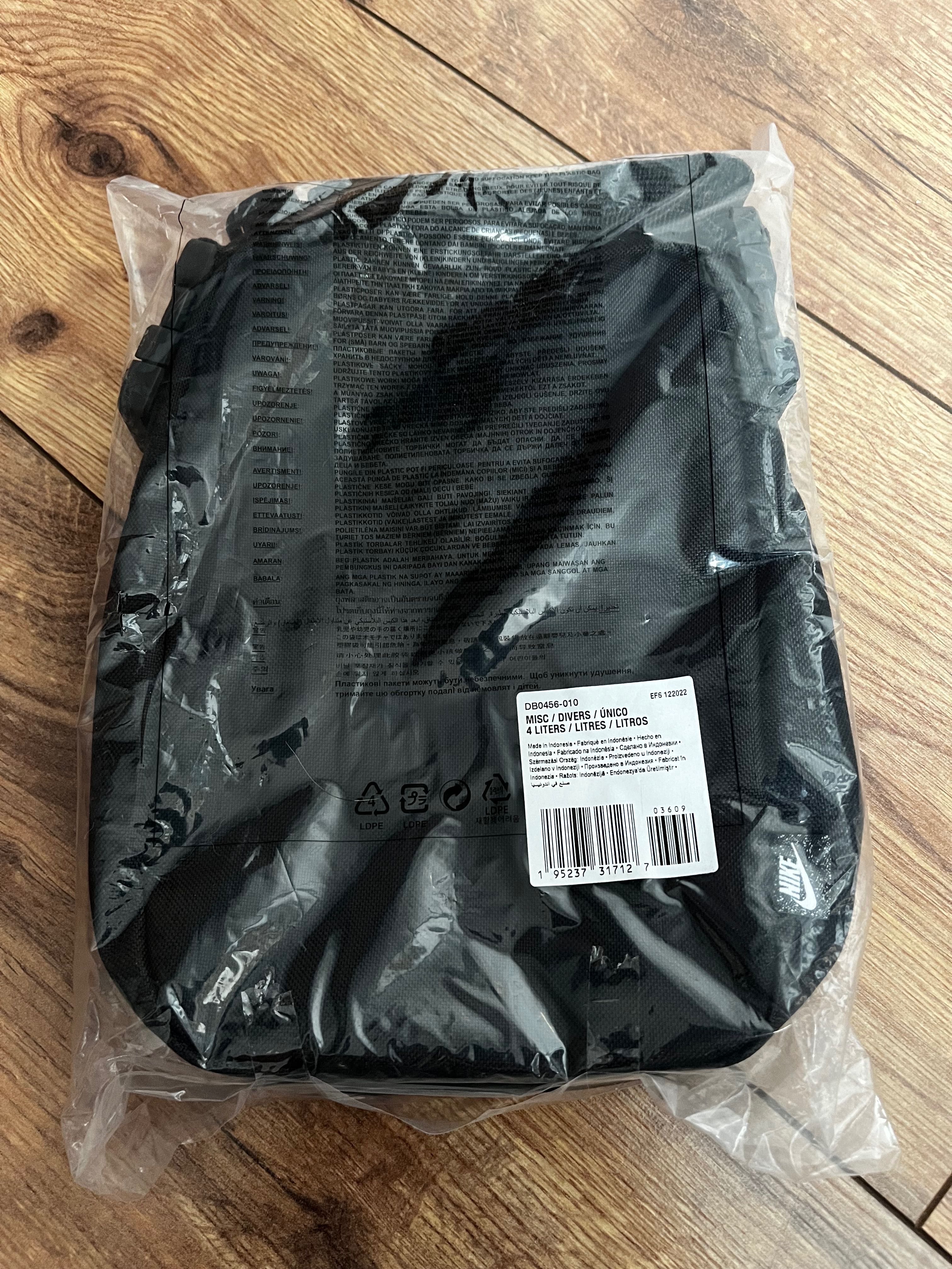Saszetka na ramię Nike Heritage DB0456 - Czarny