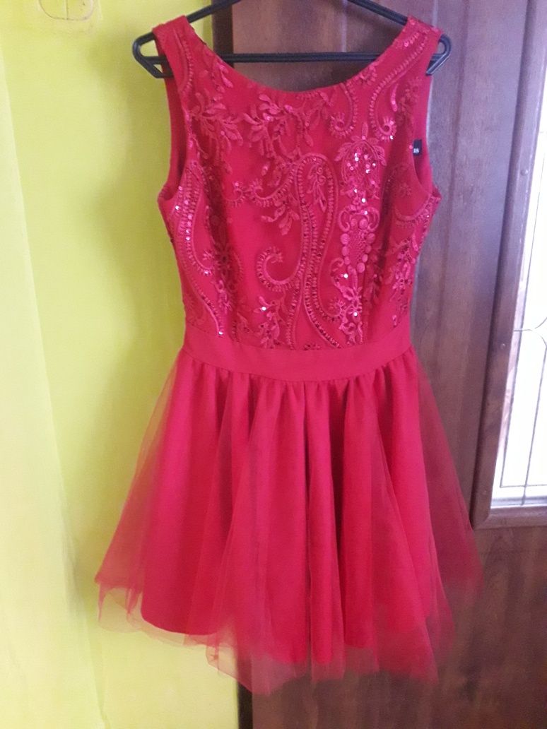 R 38 czerwona sukienka piękna