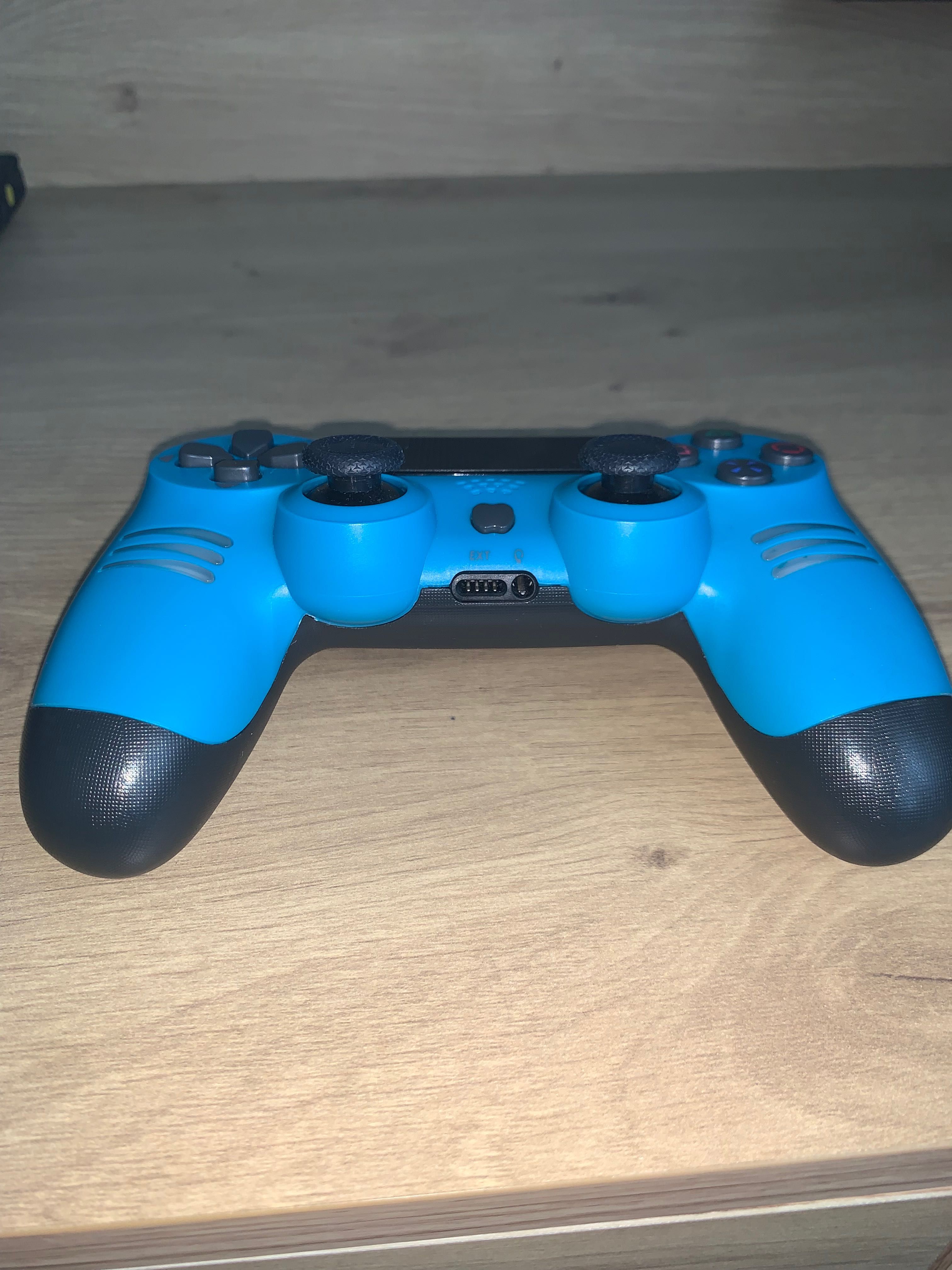 PS4 Slim 1TB GT Edition + gra + pad – stan bdb