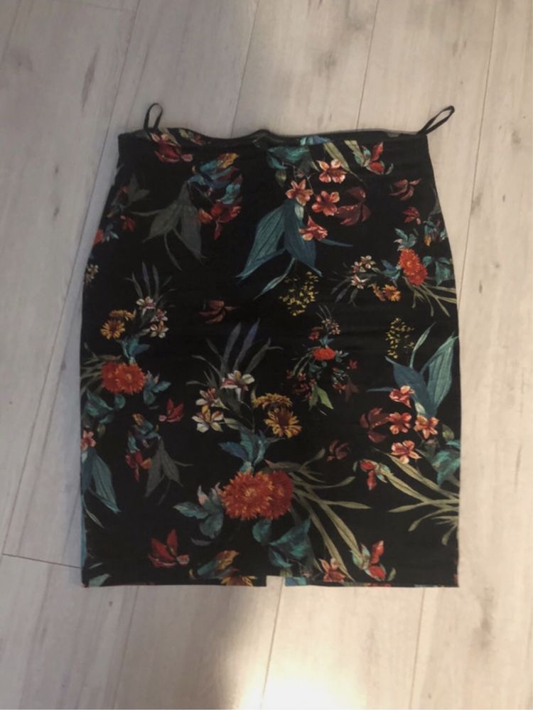 Kolorowa spódnica w tropikalne egzotyczne kwiaty