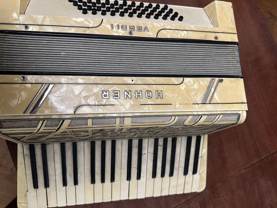 Музичний інструмент аккордеон Hohner Verdi 1   в хорошому стані