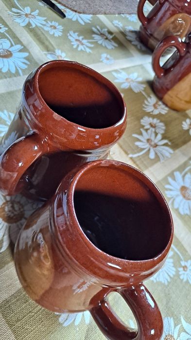Gliniany, szkliwiony  dzbanek z kubkami  jak u babci