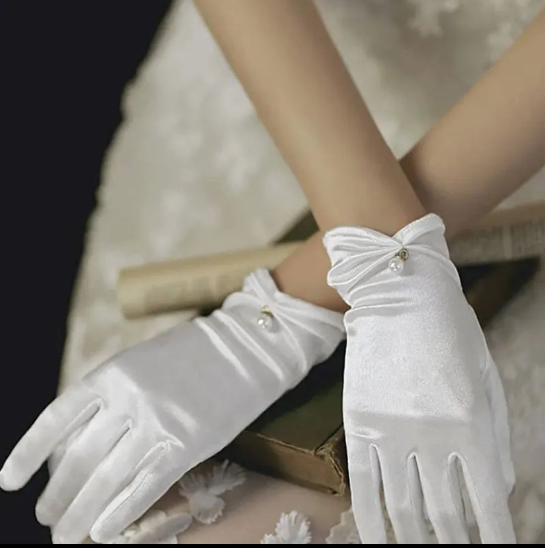 Женские атласные перчатки с жемчужиной