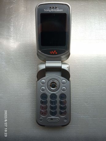 Телефон Sony Ericsson W300i с зарядным устройством !