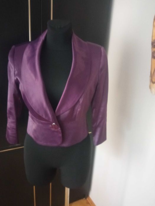 Bolerko w kolorze śliwkowym (fioletowym).