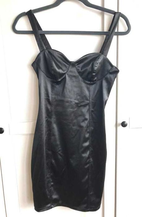 Sukienka czarna mała pięknie podkreślająca figurę (Divided H&M)