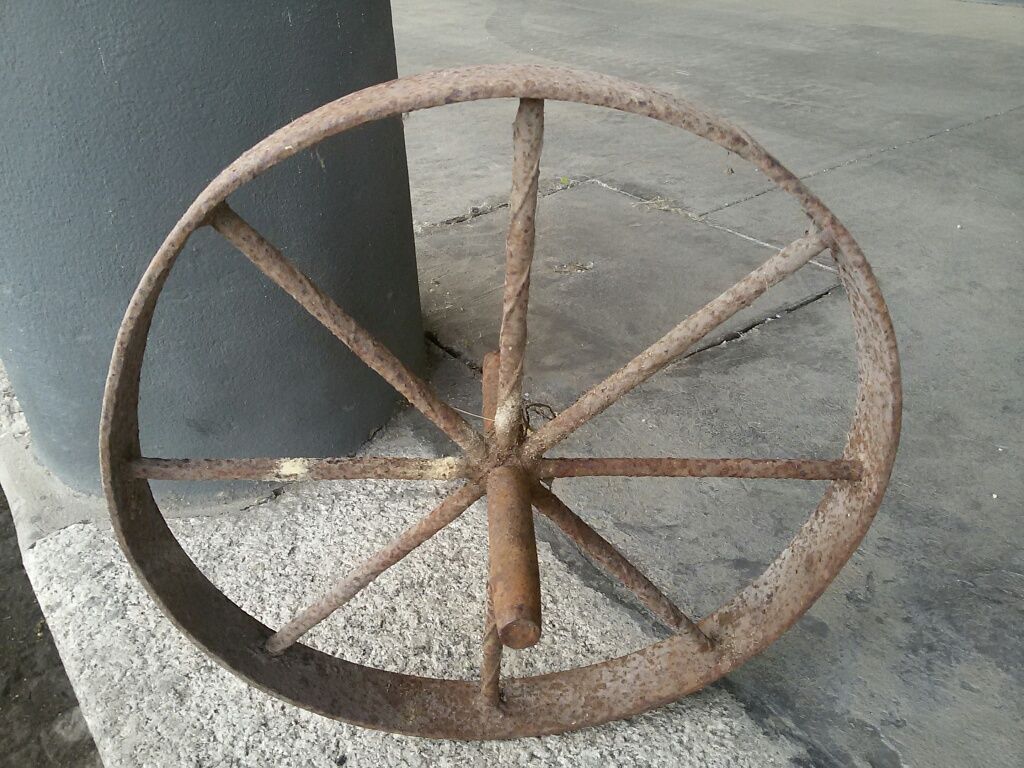 Roda de ferro de um semeador +2 peças de ferro (antigas)