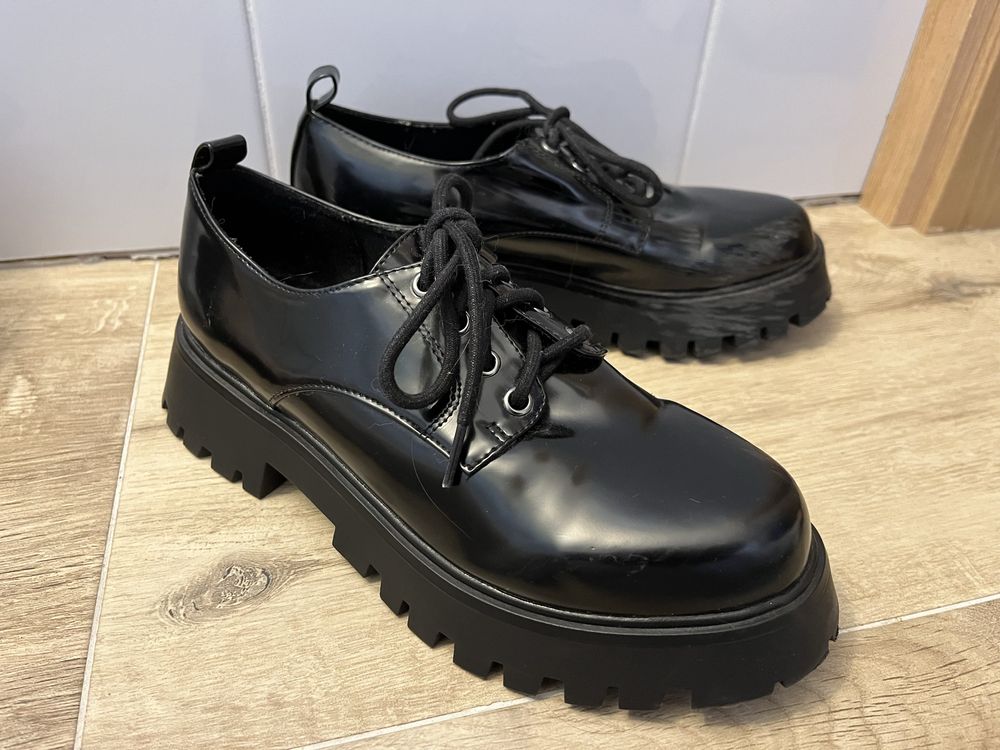 Lakierowane buty oksfordki Pull&Bear w rozmiarze 39