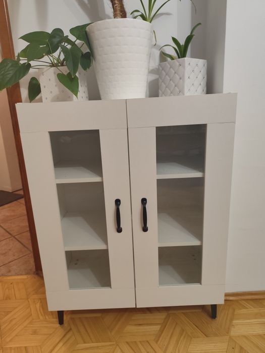 Oszklona biała komoda