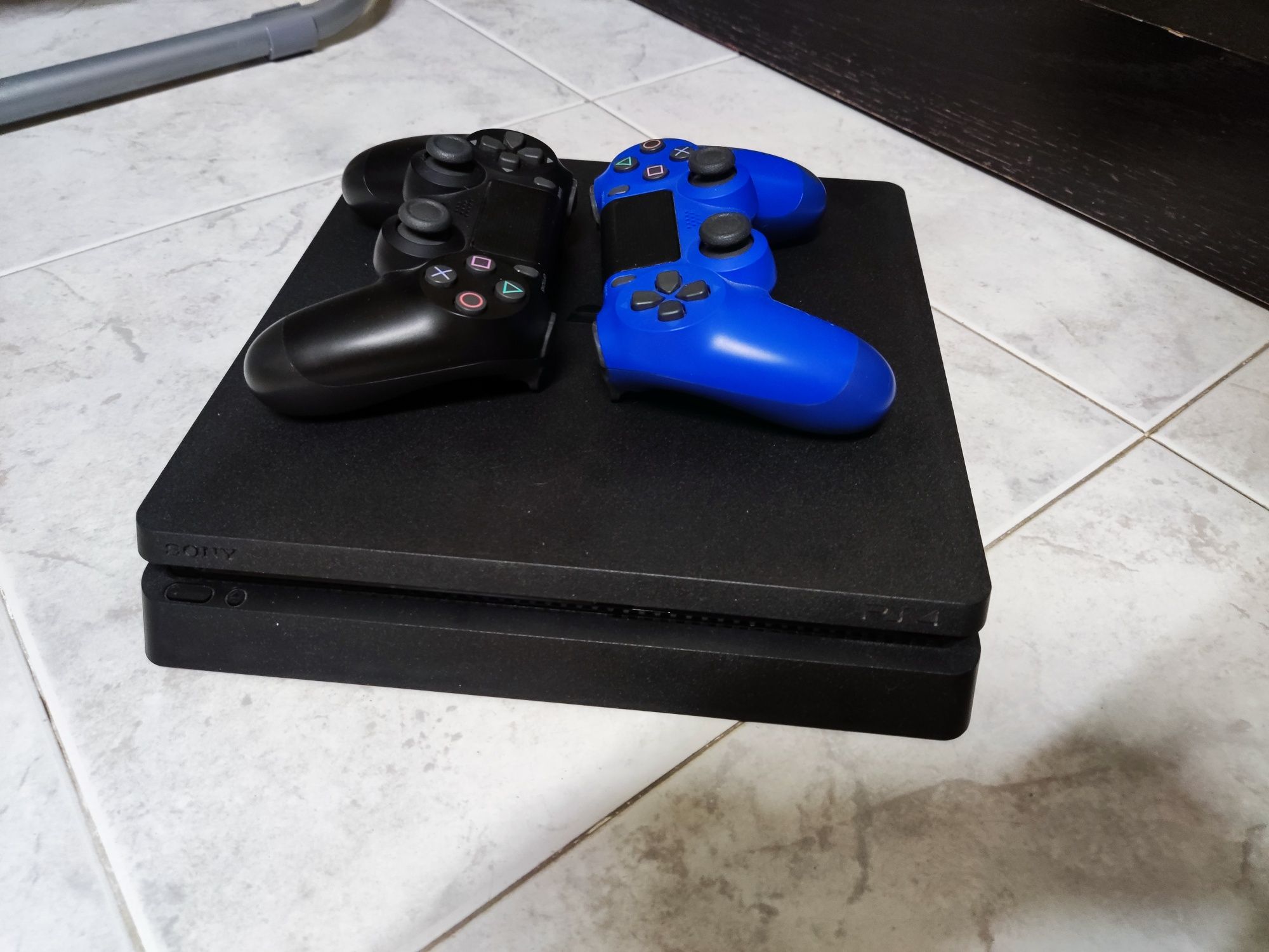 Vendo PS4 + 2Comandos + 11Jogos + Extras