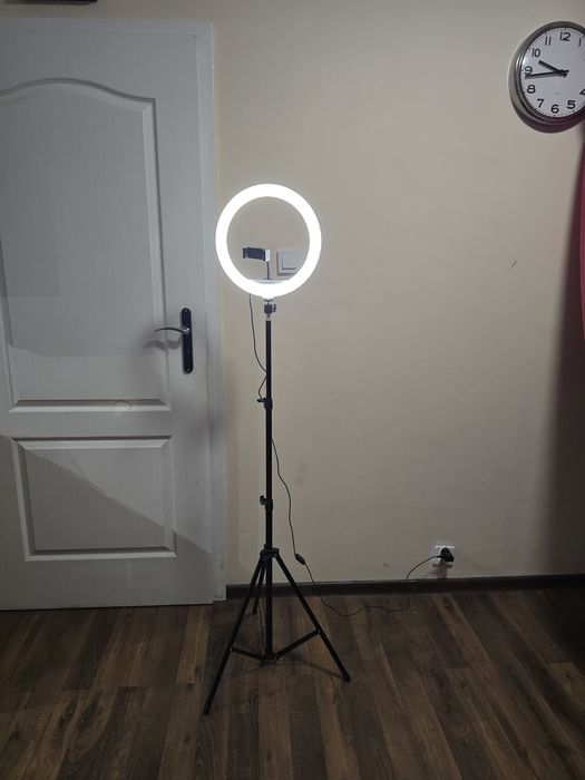 Lampa studyjna okrągła ze statywem