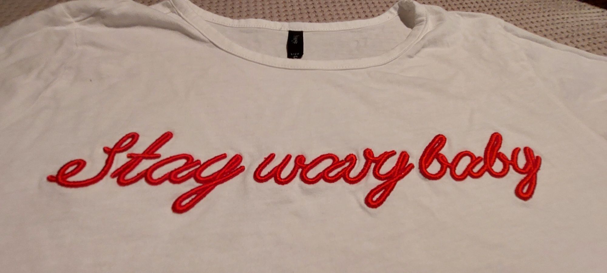 T-shirt Sinsay r.S biały napis krotki, szeroki