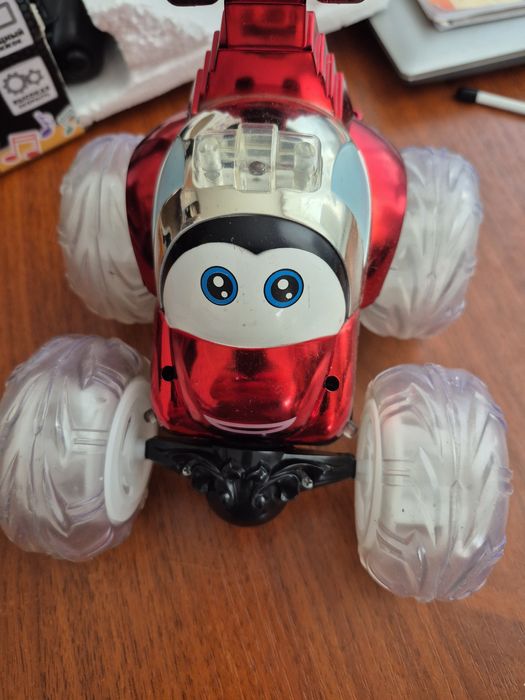 Продам музыкалную машинку перевёртыш с пультом управления и подзарядко