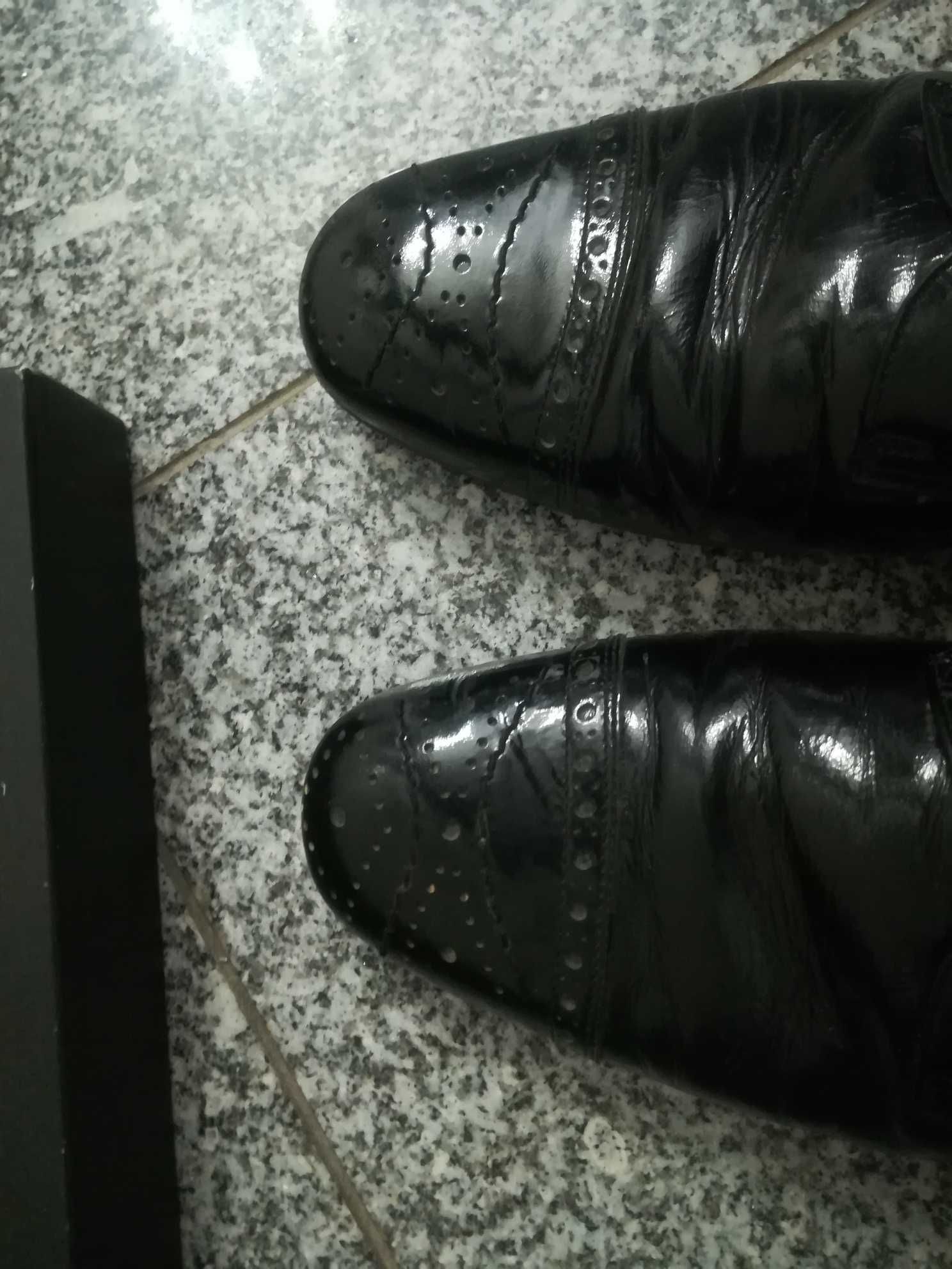 Sapatos em camurça beje  com bridão