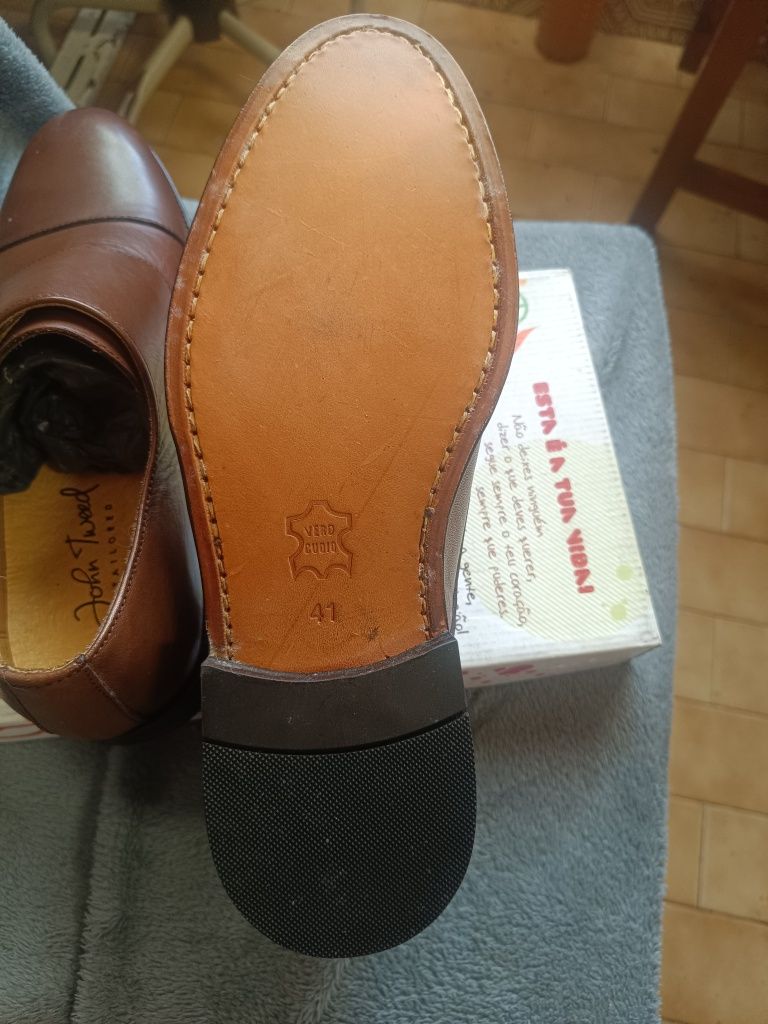 Sapatos de homem em pele , com sola em couro e cosida .