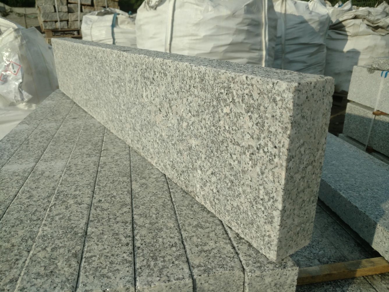 Palisada granitowa 60cm łupana kostka brukowa opornik grys granitowy