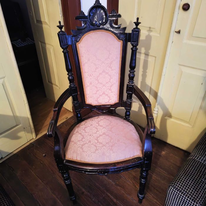 Cadeira de braços em madeira escura