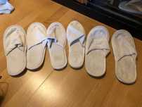 conjunto de chinelos de hoteis brancos