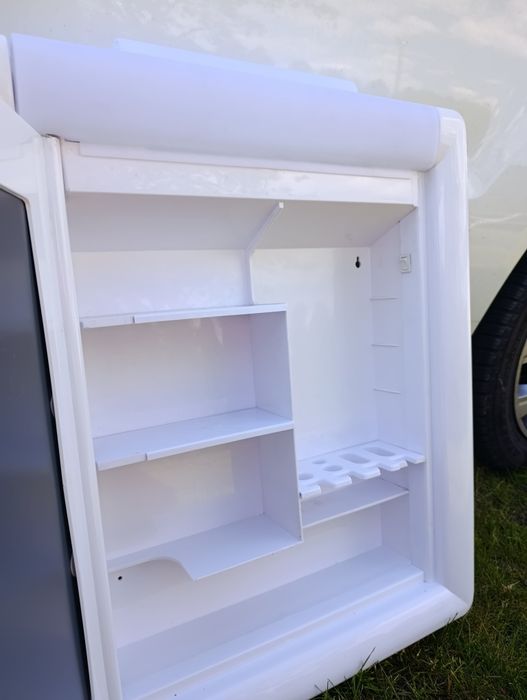 Kamperowa podświetlana pułka z lustrem.