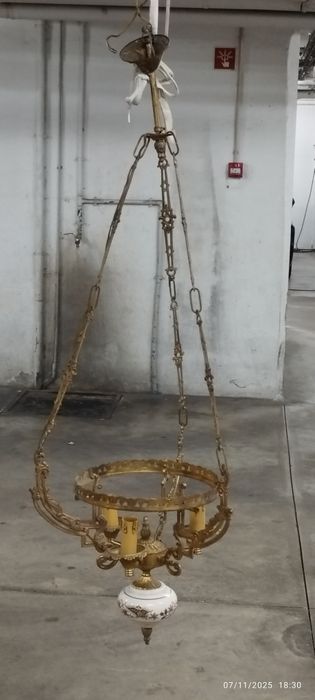 Candelabro muito antigo em latão. Em Loulé. 1m x 0,35.