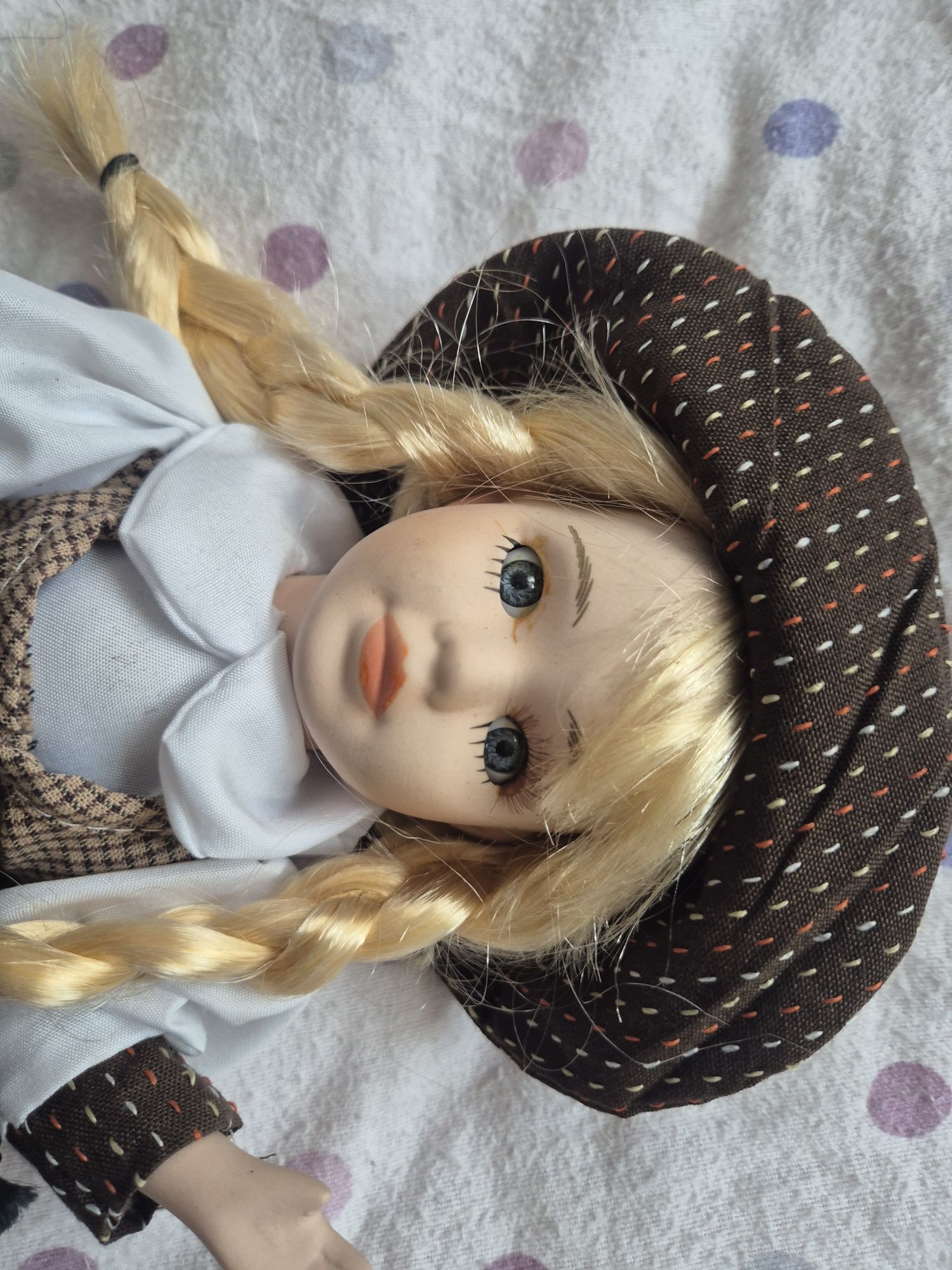 Śliczna lalka porcelanowa.