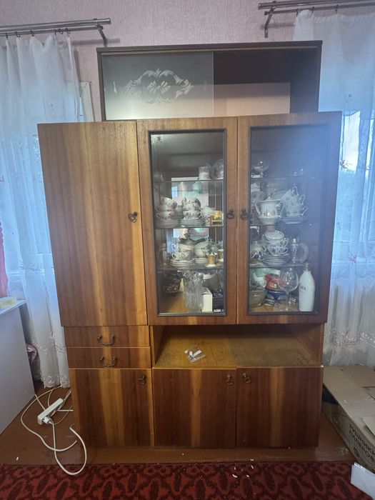 Шафа сервант стан б/у в гарному стані .