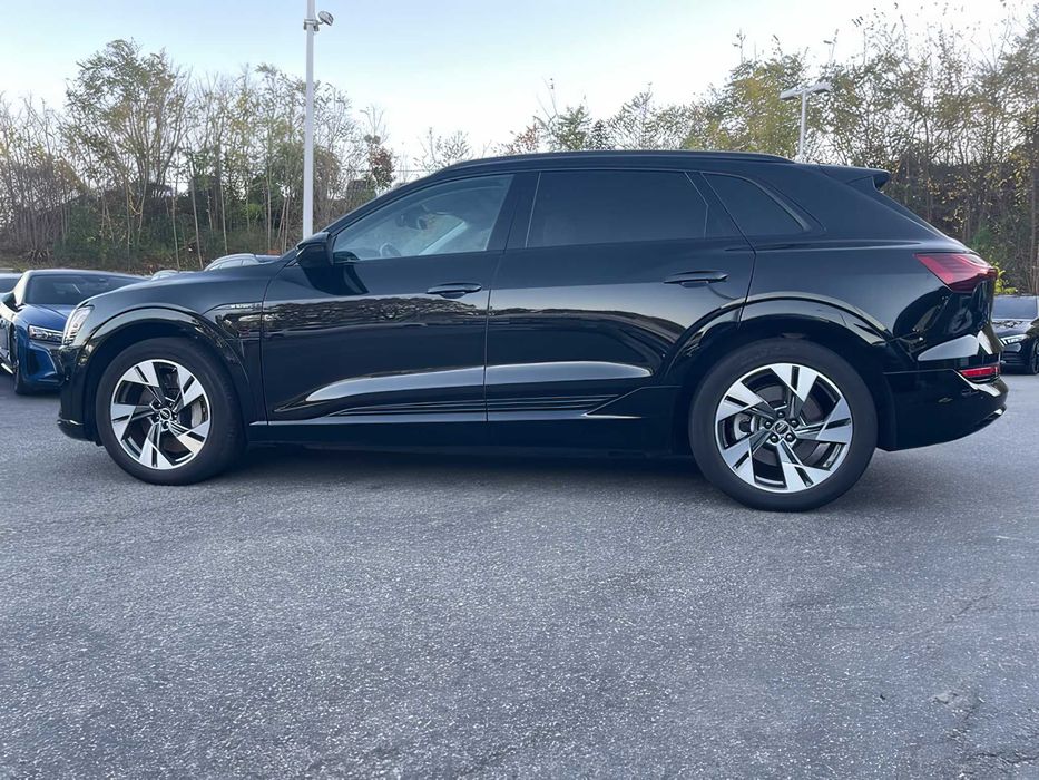 Audi e-tron      2023