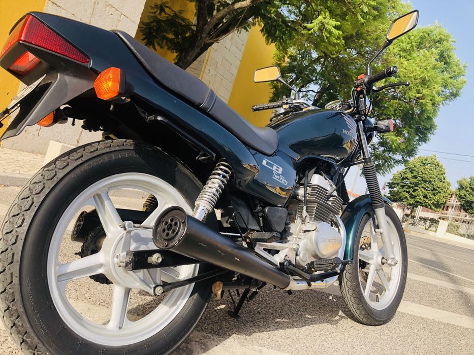 Moto CB em otimo estado com poucos kms preço pouco negociavel , dispon