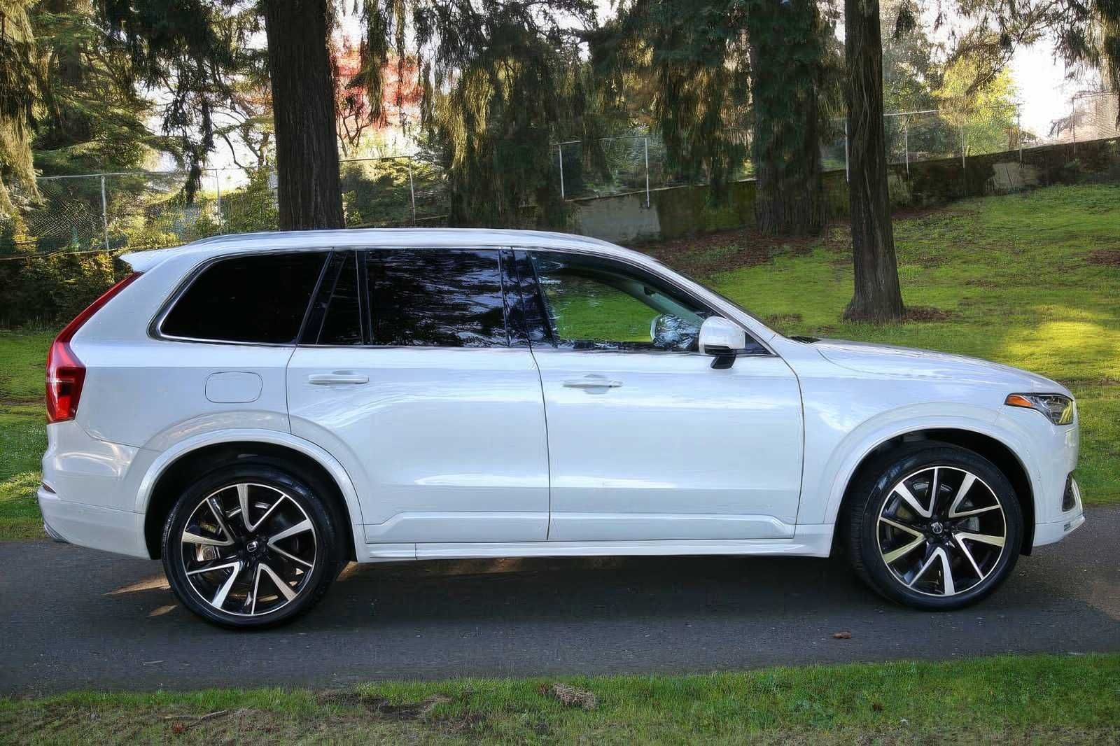2021 Volvo XC90 T6 Momentum 7-Passenger