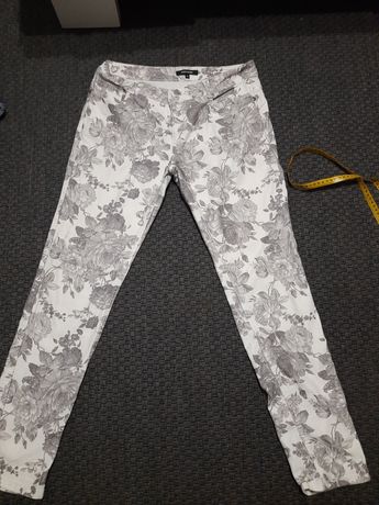 Spodnie białe jeans w kwiaty roz L 40