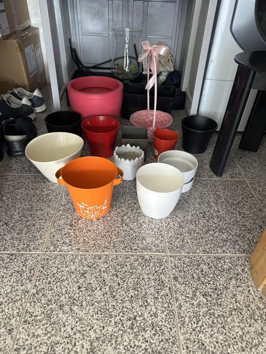 Vasos de vários tamanhos cerâmica e de plástico