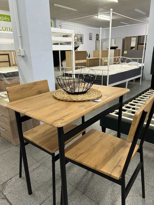 Mesa com 2 cadeiras, para um café, restaurante ou pequena cozinha.