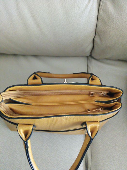 Mala de senhora muito bonita de cor mostarda