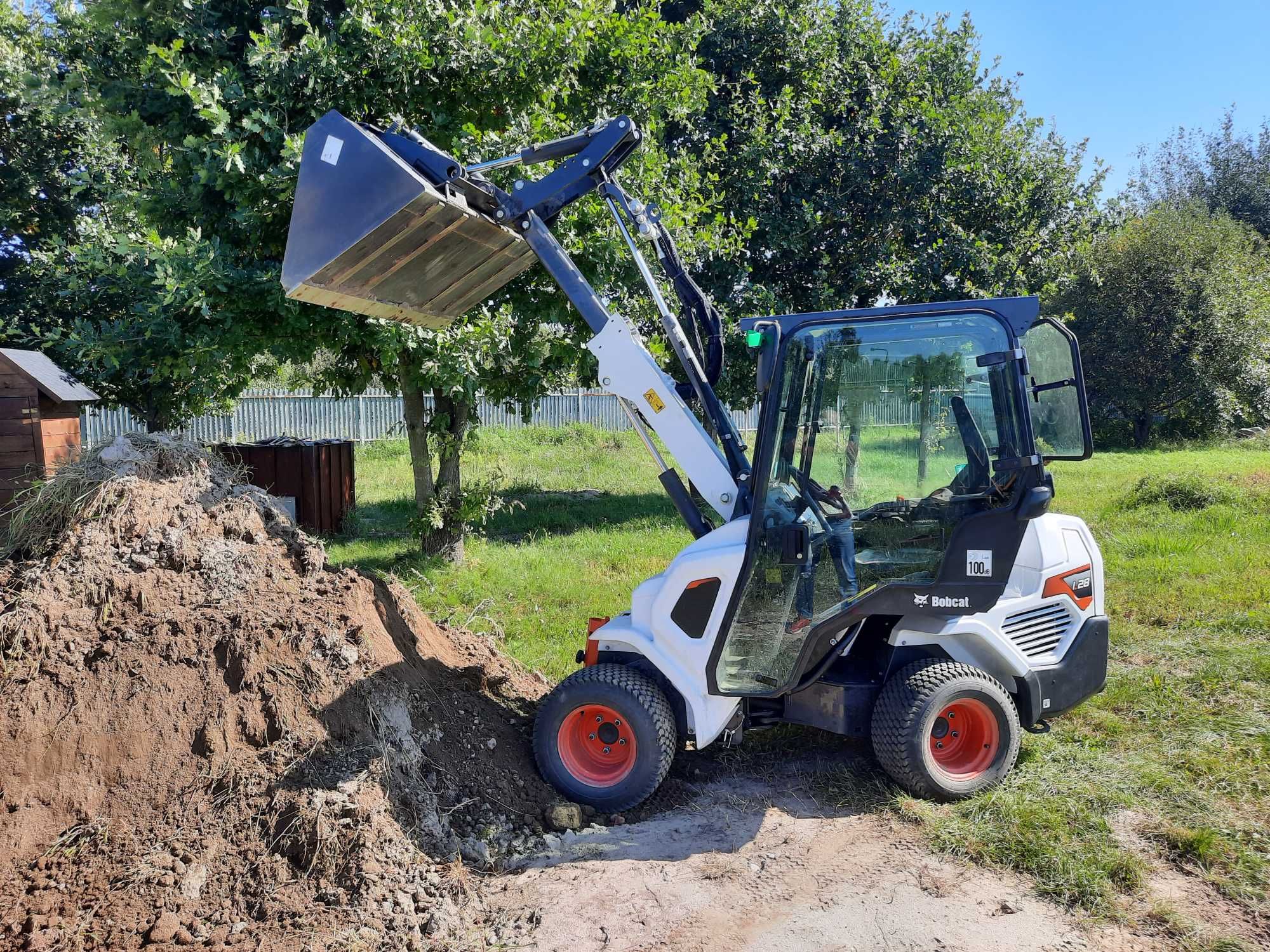 Mini ładowarka Avant Bobcat wozidło taczkowanie czarnoziem