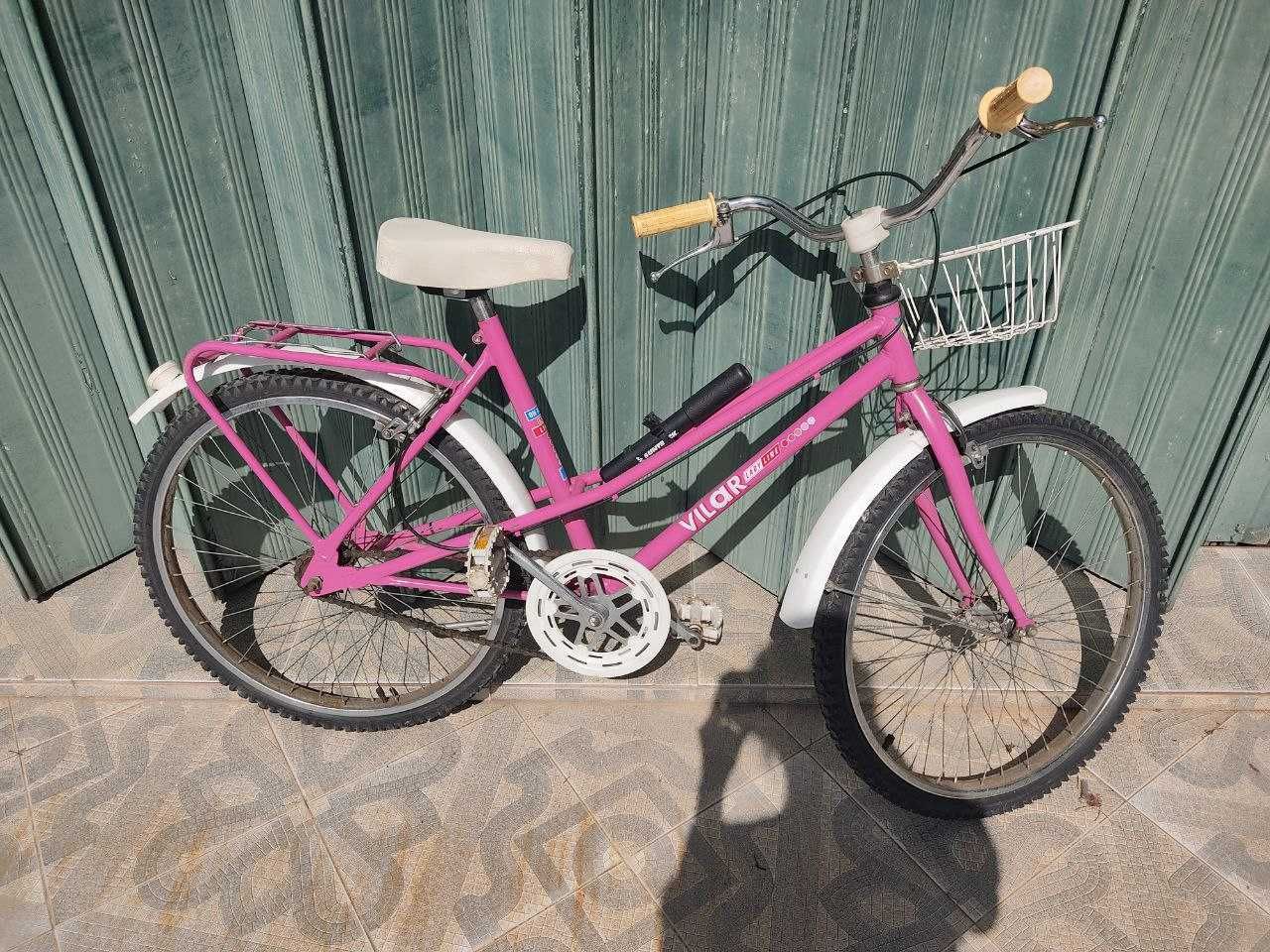 Bicicleta de cidade com cesto em muito bom estado
