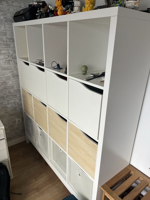 Estante Kallax com pes e portas