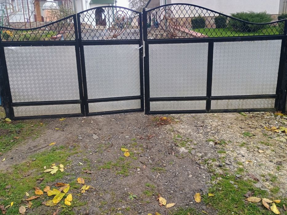 Металеві ворота в хорошому стані